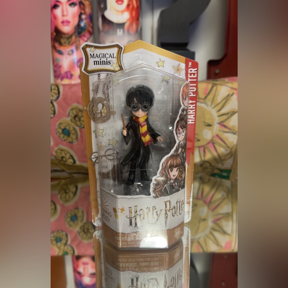NIB - Mini Harry Potter Figure with Scarf